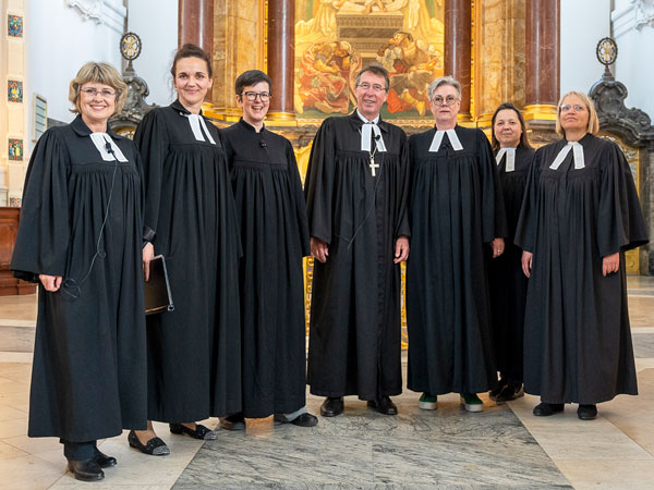 Propst Drope und sechs Pastorinnen