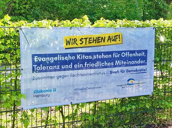 Banner 'Wir stehen auf!'