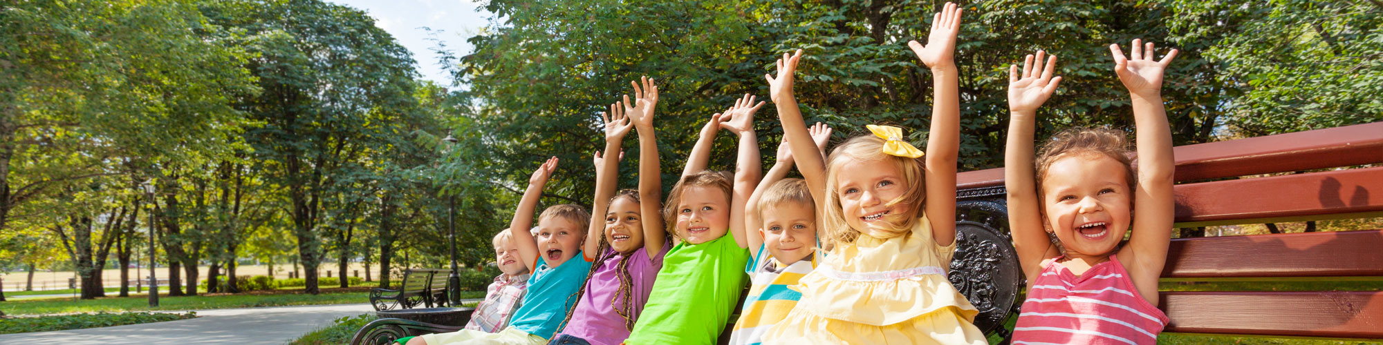 Banner Einrichtungen - Kinder auf Parkbank