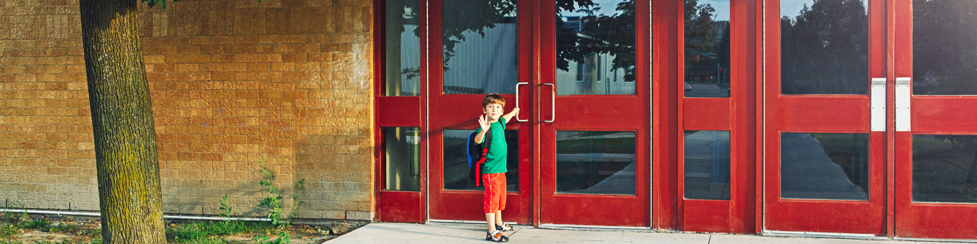 Bannerbild: Kind vor Schule