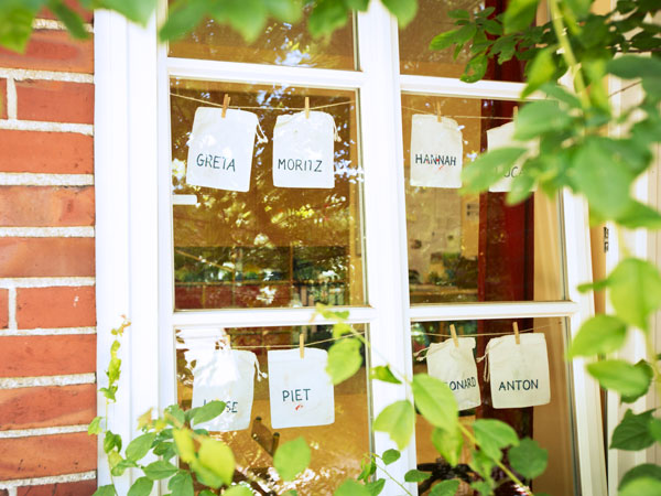 Namen von Kindern am Kita-Fenster
