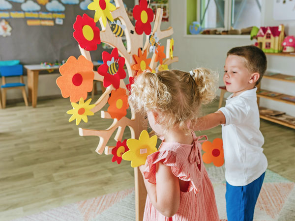 Kinder spielen mit Filzblumen