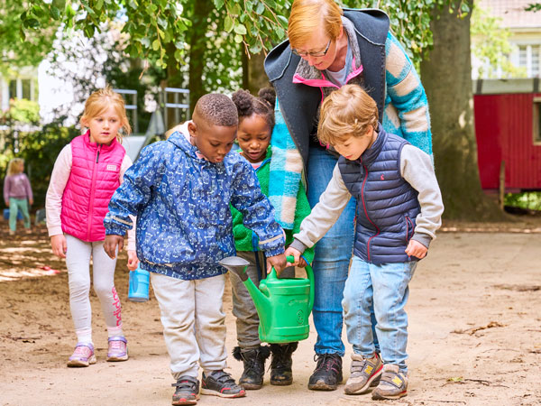 Kinder an der Gießkanne