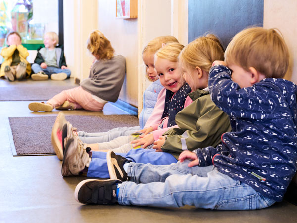 Spielende Kinder im Flur einer Kita