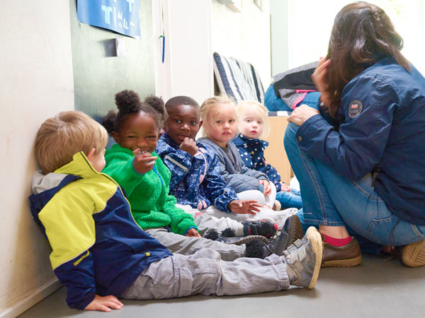 Kinder in der Kita mit Mitarbeitende