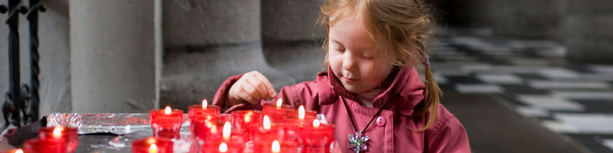 Banner: Daran glauben wir – Kind in Kirche