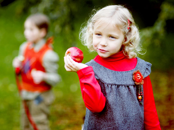 Kind mit Apfel in der Hand